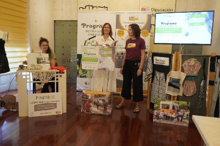 Imagen La caravana textil de ‘SOS-Tejible en ruta’ recorrerá este verano diecisiete municipios de la provincia con el impulso de la Diputación...